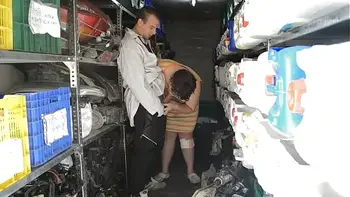 Se folla a la gorda en el almacén de recambios del taller. Es una gorda muy viciosa que quiere que le metan herramientas por el coño