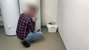 Stiefpapa erwischt beim schnüffeln