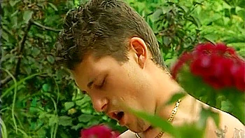 Notgeile Milf Bekommt Im Garten Die Moese Geleckt