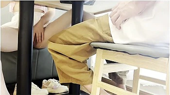 自习室的秘密偷偷钻在桌子下口交