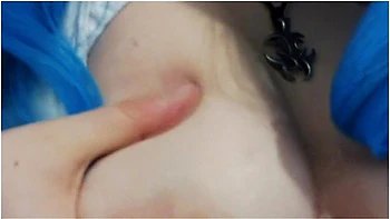 Sie Pisst Sich In Die Jeans Hose Und Reitet Trocken Seinen Schwanz