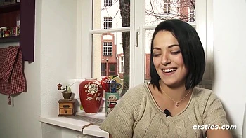 Hot Amateur Babe Fingers Herself In The Living Room