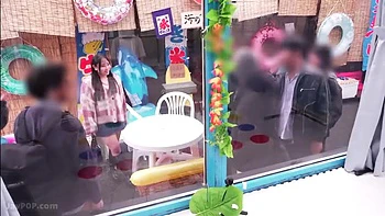 251130男女でツイスターゲームをプレイg3
