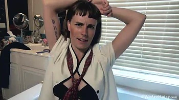 Leila Larson introduces herself by her bathtub - WeAreHairy