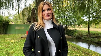 Cat In Mini wanted to keep the surprise effect... - Jacquie et Michel TV