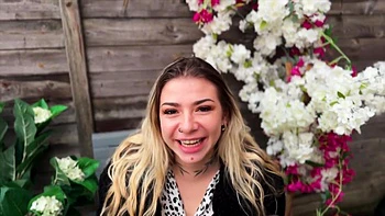 Luna, 30, offers the services of two handsome stallions! - Jacquie et Michel TV