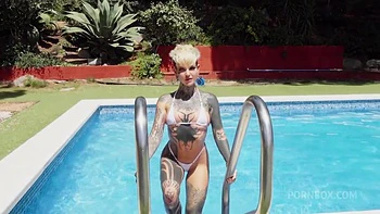 Australiana tatuada cachonda se folla dos BBC al mismo tiempo