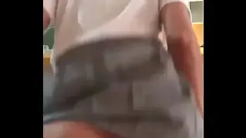 ALUMNA de Mexico COGIENDO a SENTONES Con su PROFESOR, Se LEVANTA la FALDA y Saca un HERMOSO CULITO VIRGEN ! ESTUDIANTE Mexicana le PIDE AYUDA a su PROFE para Sacar BUENAS CALIFICACIONES a Cambio de FOLLAR y DEJARSE GRABAR !