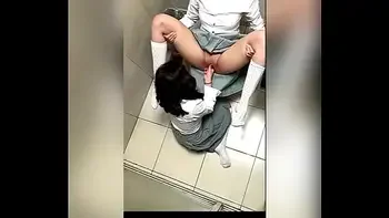 Dos Alumnas Lesbianas Mexicanas Tocándose en el Baño de la Escuela y Haciendo Sexo Oral! Dos ESTUDIANTES LESBIANAS MEXICANAS Calientes en el Baño de Mujeres se TOCAN Hasta TERMINAR!