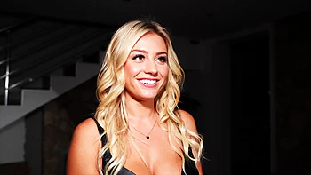 Miss Alice Wild tames the pack... - Jacquie et Michel TV