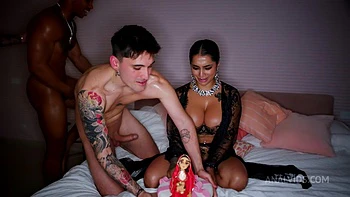 Yasmina Khan celebra sus 28 anos con un gangbang anal, Dp, triple