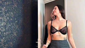 Alba sets out to conquer the doctor - Jacquie et Michel TV