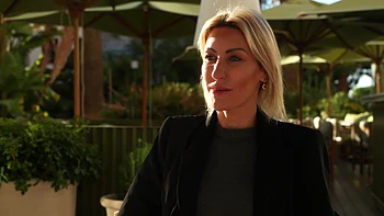 Jessie experiences the tornado Marie ... - Jacquie et Michel TV