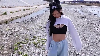 色気たっぷりの美尻美巨乳美女が乳首ビン立ちしてネットリラブラブフェラ