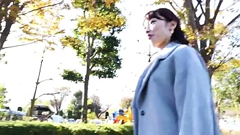 濃い目のエッチが好きなFカップのグラマーな美人妻が激しめ愛撫で感じる