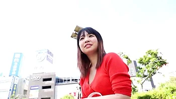 おっぱい揉まれ吸われて母乳噴射の人妻がハメ撮りで艶やかに感じる