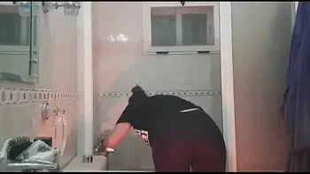 Camara oculta mi hermanastra duchandose