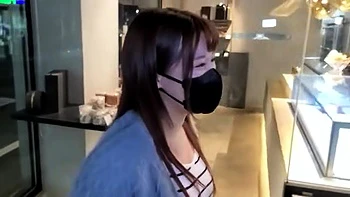 巨乳美女が乳首コリコリ愛撫で感じてM字開脚で噴水のように潮吹き