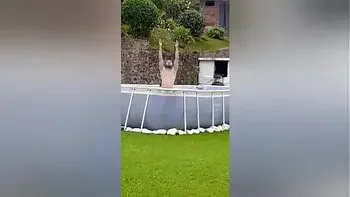 Mi vecina me estaba grabando mientras yo estaba desnudo en mi finca así que me la llevé a adentro de la casa y me follé su coño y la dejé llena de semen