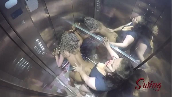 Flagramos a Bonequinha Sado e Arlequina no elevador da putaria - Vídeo completo no RED