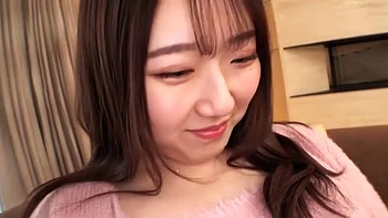 柔らか肉感ボディの巨乳美女がパンティにシミ作ってピストンでおっぱい揺れる