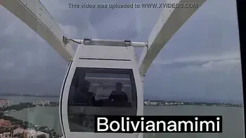 Masturbandome y haciendo squiet en la rueda gigante... los chicos de la cabina de al lado disfrutaron el show  Video completo en bolivianamimi.tv