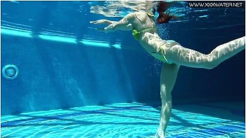 Milf Babe Nicole Pearl Shaking Ass Underwater