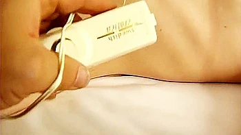 Zierliche Frau Massiert Sich