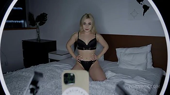 Ellie Shou pide a grito cuatro pollas para ella sola, asi que