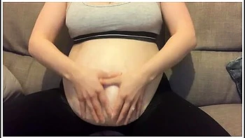 Moisturising My Pregnant Bump With Lotion