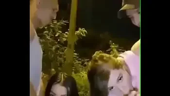 Se ponen a mamar en la calle, intercambian parejas. Swinger