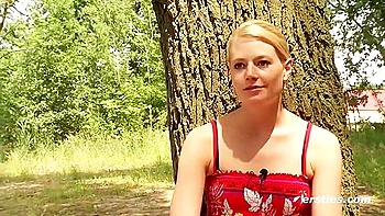 Blondine Isabella Masturbiert Auf Wanderweg Mit Analplug Und Zwei Vibratoren
