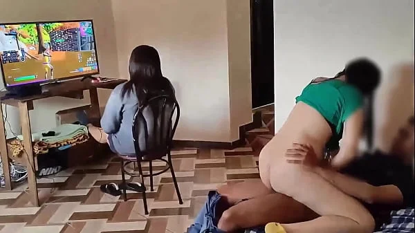 mis 2 mejores amigas: vienen de visita mis amigas mientras estoy jugando video juegos y me follo a una mientras la otra sigue jugando, casi nos pillan