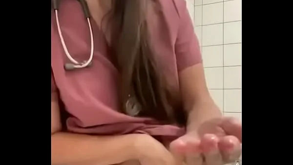 enfermera se masturba en el baño del hospital