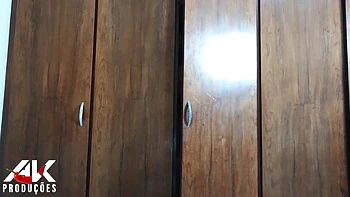 Erick Rosa - Enteado Se Esconde No Armario Para Espiar Sua Madrasta Gostosa