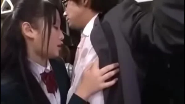 Extraño seduce y coje a colegiala en el bus 2