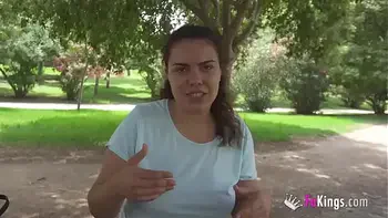 Mia lhe looks for cocks to fuck in the street!