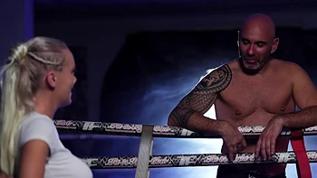 With sparkling eyes, Rose devours Luna... - Jacquie et Michel TV