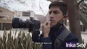 Petite modelo venezolana es abordada por peruano cerca a la línea del tren