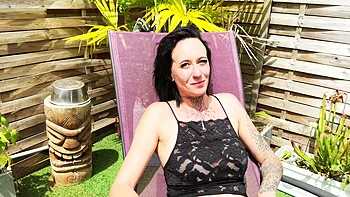 Emilie, 30, is less shy than she thinks... - Jacquie et Michel TV