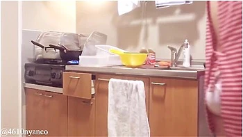人妻個人撮影料理しなから旦那の帰りを待つ(新妻/エフロン/tカ尻/太もも/ハンツ/巨乳/hカッフ/キッチン/日本人/japanese/asian/homemade/amateur/kitchen