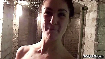 Teeny Bezahlt Den Helfer Mit Einem Harten Fick