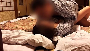 老舗温泉旅館ての浴衣セックス 勃起したのて自分勝手に挿入もまさかのトイレ中座の失態