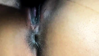 Mulher mostra bunda empinada no banco e goza gostoso no