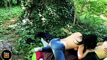 Zorra argentina de grandes tetas es penetrada en el bosque.