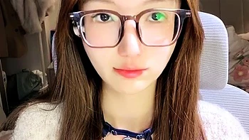 TikTokで話題の最新ダンス動画。メイクなしで