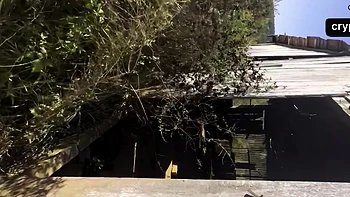 Loira visita a granja e faz um boquete amador no galinheiro.