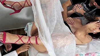 Ginecologista, a esposa e o marido corno numa cena quente e