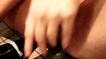 Deutscher Amateur masturbiert mit einer Sektflasche