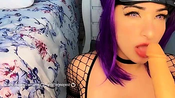 Vestida como Anko Mitarashi do Naruto, ela se diverte